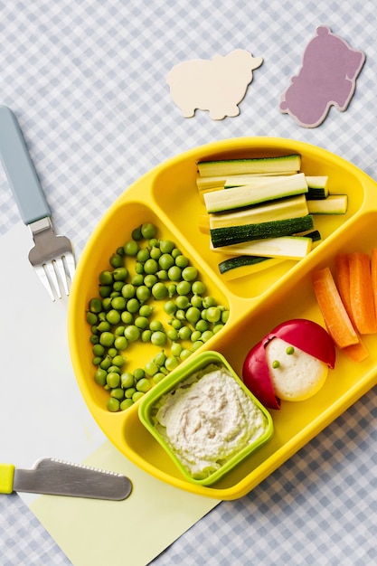 Les amuse-gueules sains pour enfants sur plaque jaune