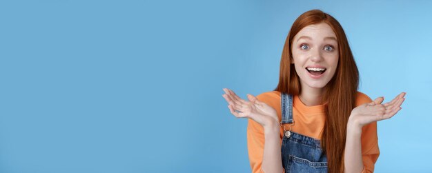 Photo gratuite amusé surpris heureux jeune fille rousse sans paroles heureux de voir son ami est revenu dans sa ville natale grands yeux