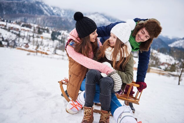 Amusement enneigé dans les montagnes