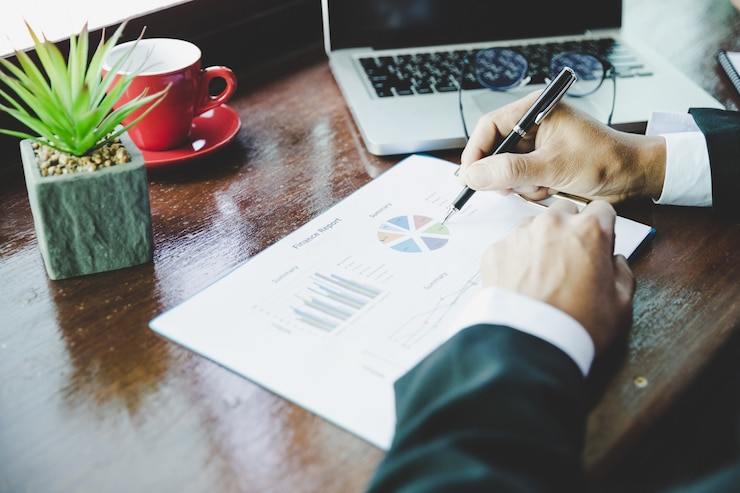 Photo gratuit analyse de l'homme d'affaires travaillant à discuter des graphiques et des graphiques montrant les résultats.