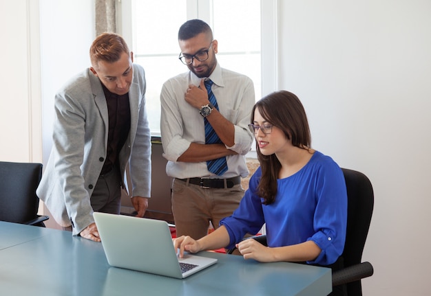 Photo gratuite analyste financier donnant des conseils