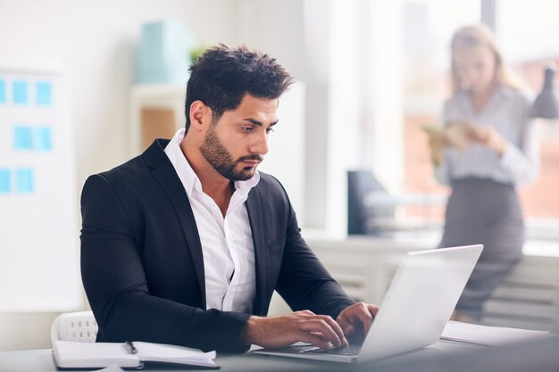 Analyste travaillant au bureau