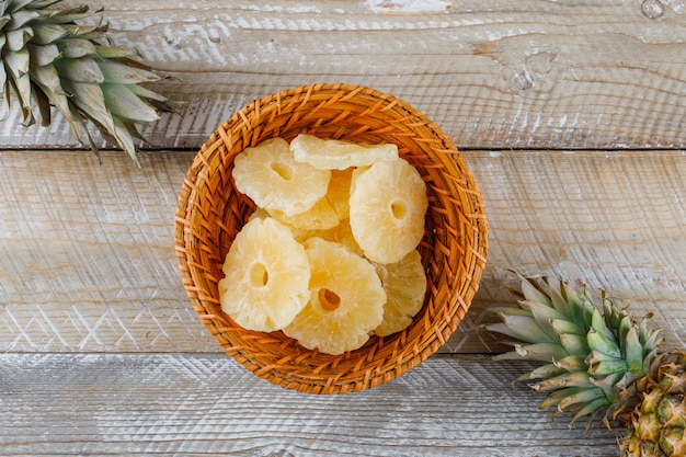 Ananas avec anneaux confits sur une surface en bois