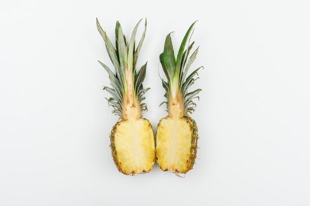 Ananas coupé en deux vue de dessus sur blanc