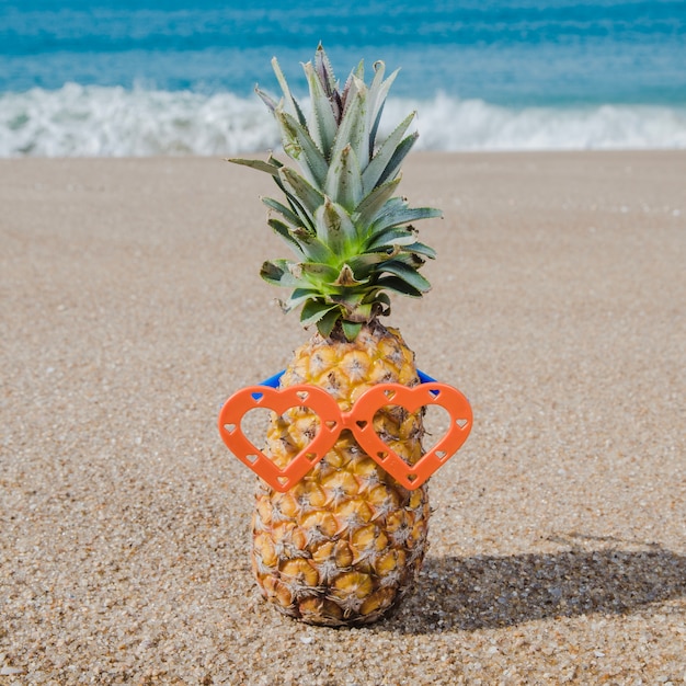 Photo gratuite ananas cru dans des lunettes