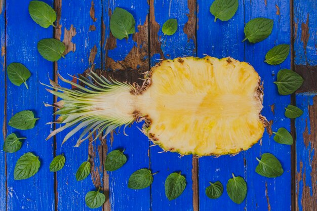 Ananas délicieux sur la surface en bois