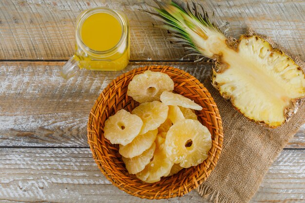 Ananas avec du jus et des anneaux confits sur un sac