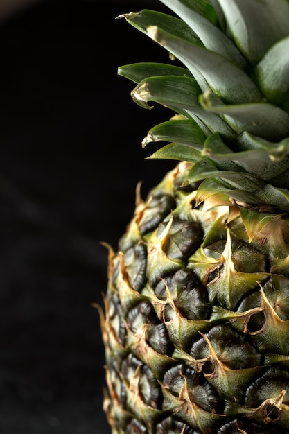 Ananas frais moelleux isloated sur bureau gris