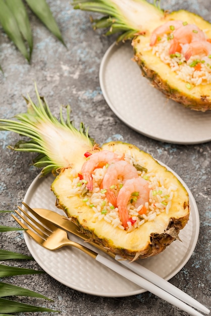 Ananas haute vue sur une assiette avec des couverts