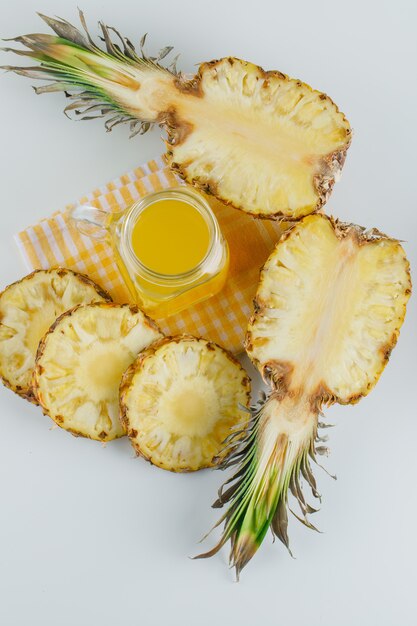 Ananas avec jus sur torchon à carreaux