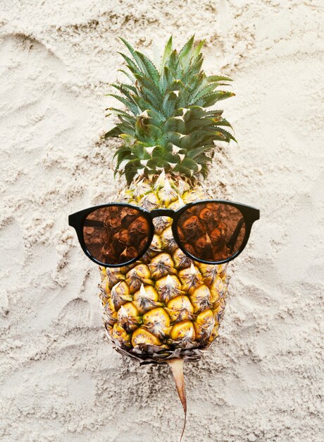 Photo gratuite ananas portant des lunettes de soleil plage concept d'été