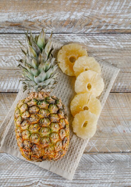 Ananas séchés à l'ananas frais sur un torchon