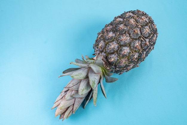 Ananas sur la surface bleue