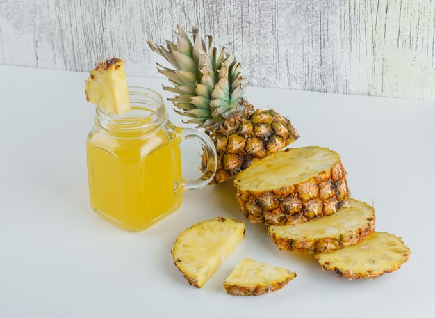 Ananas en tranches avec du jus