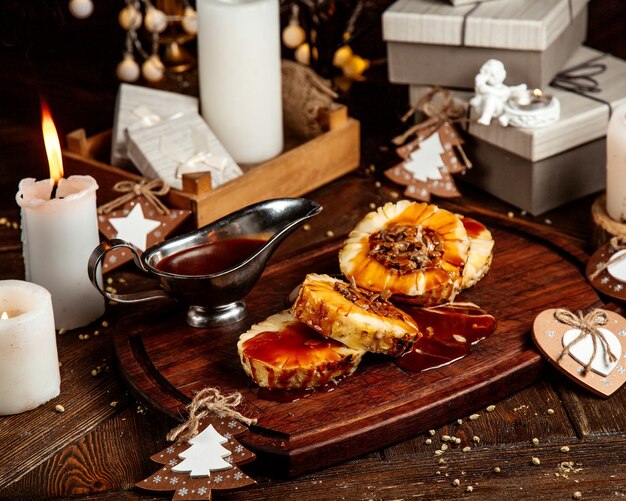 Ananas en tranches garni de sirop avec coeur en chocolat