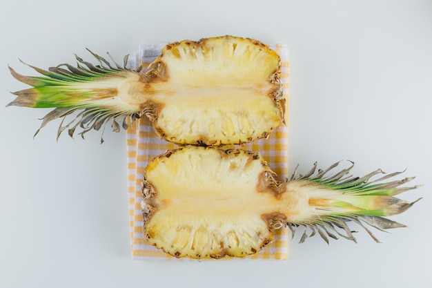 Ananas en tranches sur une serviette de cuisine