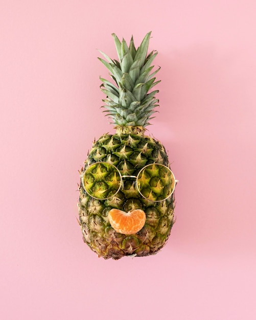 Ananas vue de dessus avec des lunettes de soleil