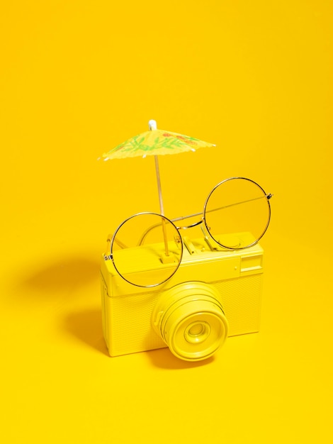 Ancien appareil photo jaune avec des lunettes