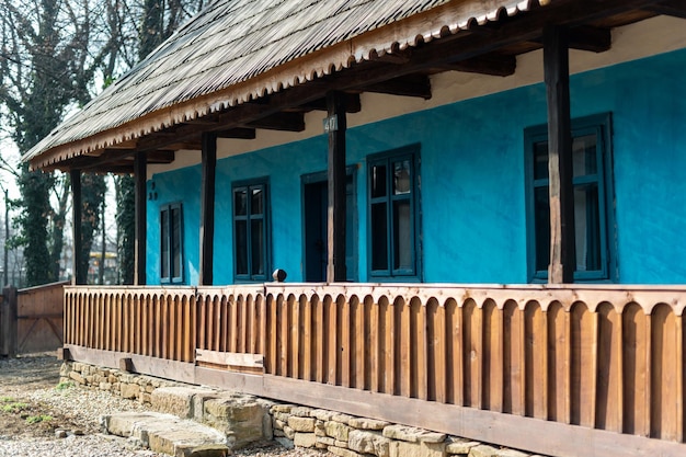 Photo gratuite ancien bâtiment résidentiel au musée du village de bucarest roumanie