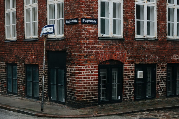 Photo gratuite ancien coin de bâtiment sur rue pavée