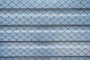 Photo gratuite ancien fond galvanisé en aluminium recouvert d'une grille en treillis métallique. texture métallique