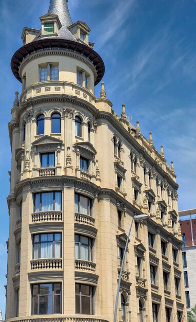 Ancien immeuble résidentiel aux beaux jours à Barcelone, Espagne