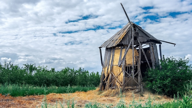 Ancien moulin à vent abandonné et cassé