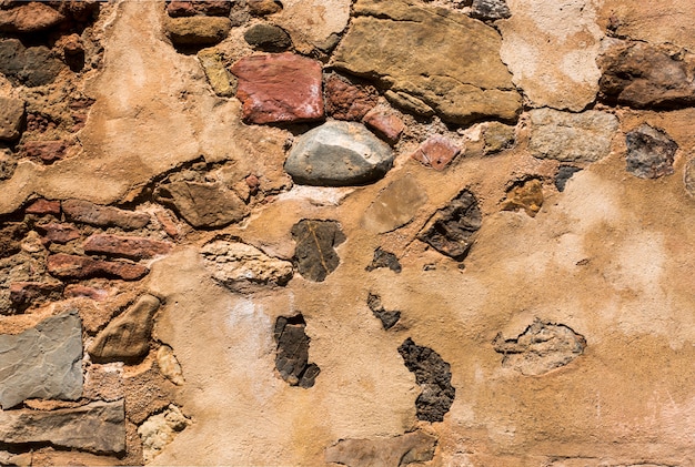 Ancien mur de ciment avec des pierres