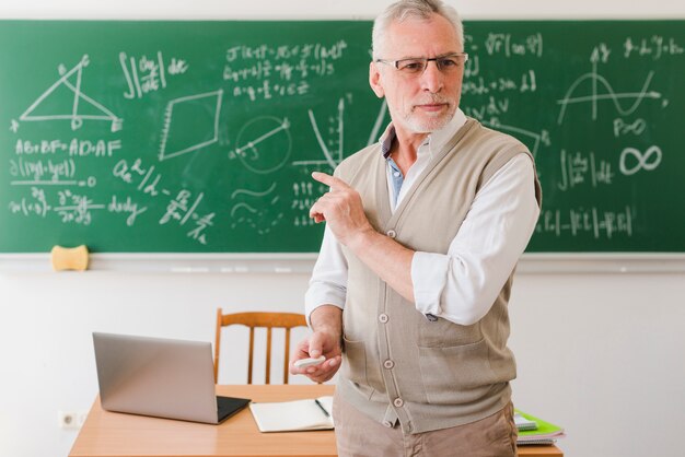 Ancien professeur montrant en classe