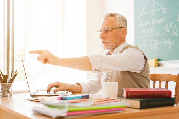 Ancien professeur pointant en classe