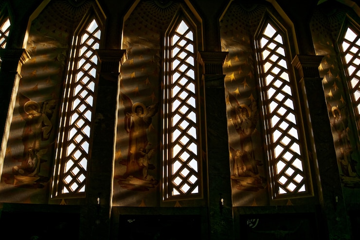 Photo gratuit ancien temple chrétien avec des œuvres d'art médiévales à côté des fenêtres