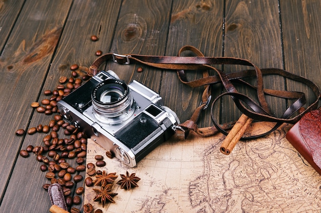 Ancienne Carte Jaune, Lunettes, Pièces De Monnaie, étui En Cuir, Appareil Photo, Montre, Boussoles, Grains De Café, D'autres épices Et Biscuits Se Trouvent Sur Le Plancher En Bois