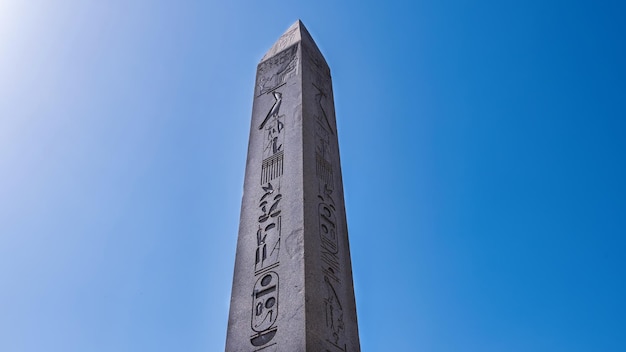 L'ancienne colonne symbolique de sultanahmet avec des hiéroglyphes