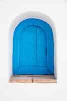 Photo gratuite une ancienne fenêtre en bois bleu
