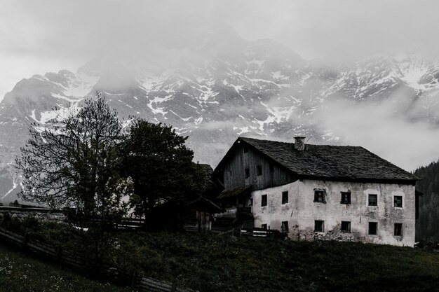 Ancienne grange en niveaux de gris