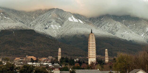 Ancienne pagode dans la vieille ville de Dali avec des sommets enneigés Mt Cangshan, Yunnan, Chine.