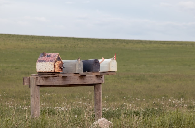 Anciennes boîtes aux lettres dans le domaine rural