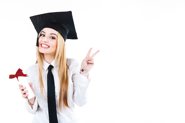 Des anciens élèves gesticulant à la caméra avec un diplôme