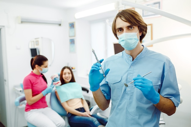 Anesthésiste posant avec une seringue dans une clinique dentaire