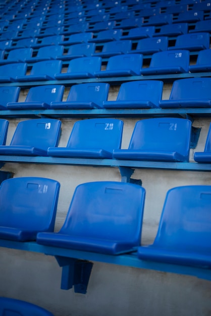 Photo gratuite angle bas des tribunes bleues vides