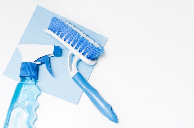 Photo gratuite angle de brosse élevé avec produit de nettoyage et espace de copie