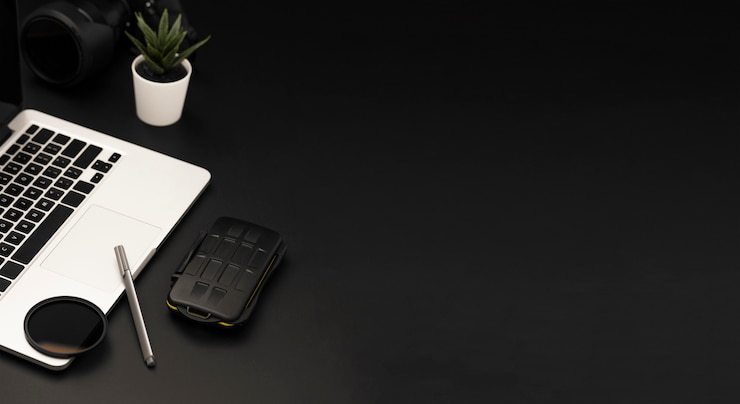Photo gratuit angle de bureau élevé avec ordinateur portable et espace de copie