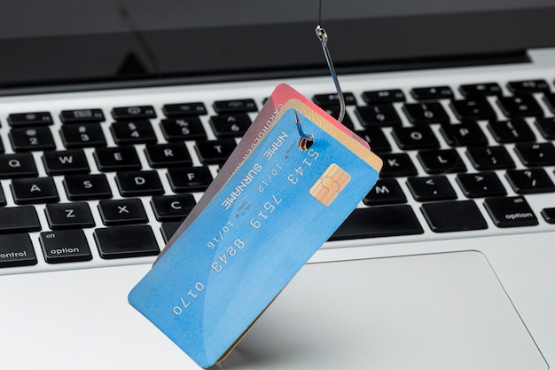 Photo gratuite angle de carte de crédit élevé avec crochet pour hameçonnage