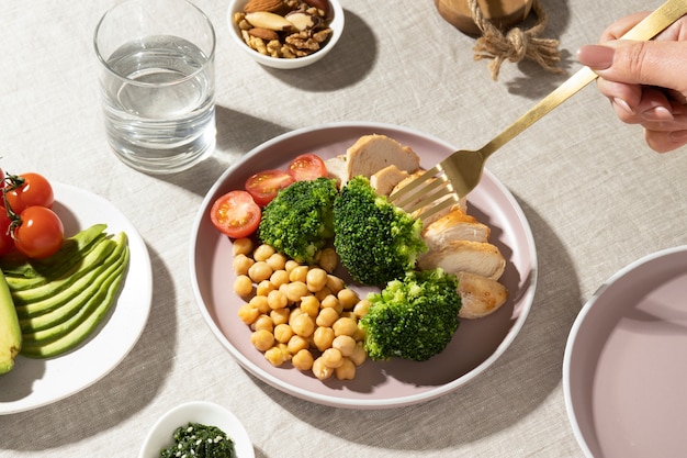 Angle élevé de l'assiette avec des aliments diététiques céto et des noix