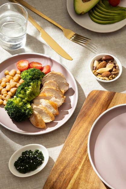 Angle élevé d'assiette avec des aliments diététiques céto et un petit bol d'épinards