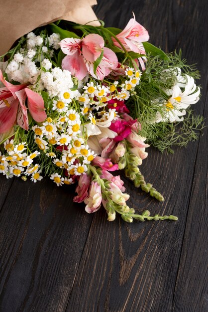 Angle élevé de beau bouquet de fleurs