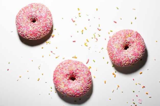 Angle élevé de beignets glacés avec des paillettes