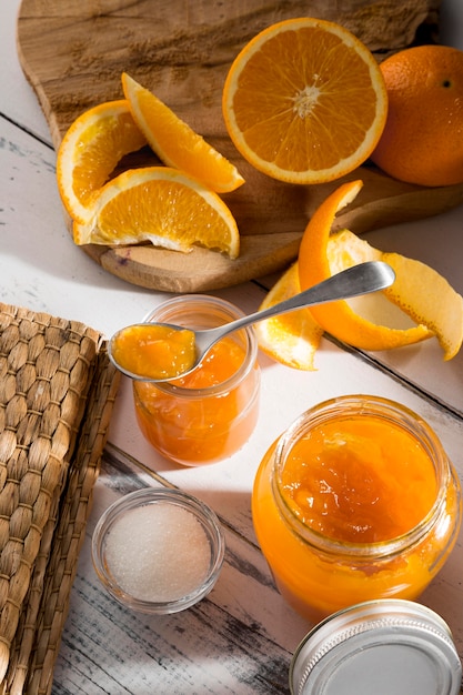 Angle élevé de bocal en verre transparent avec de la confiture d'orange