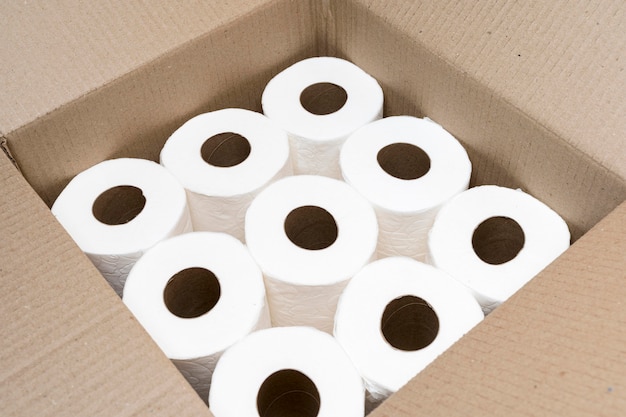 Angle élevé de la boîte en carton avec des rouleaux de papier toilette