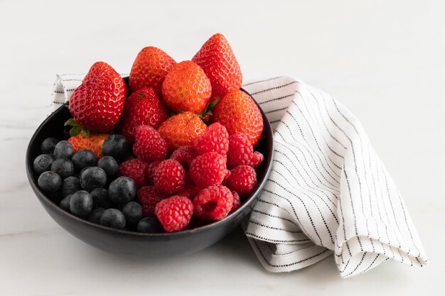 Angle élevé de bol avec fruits et tissu